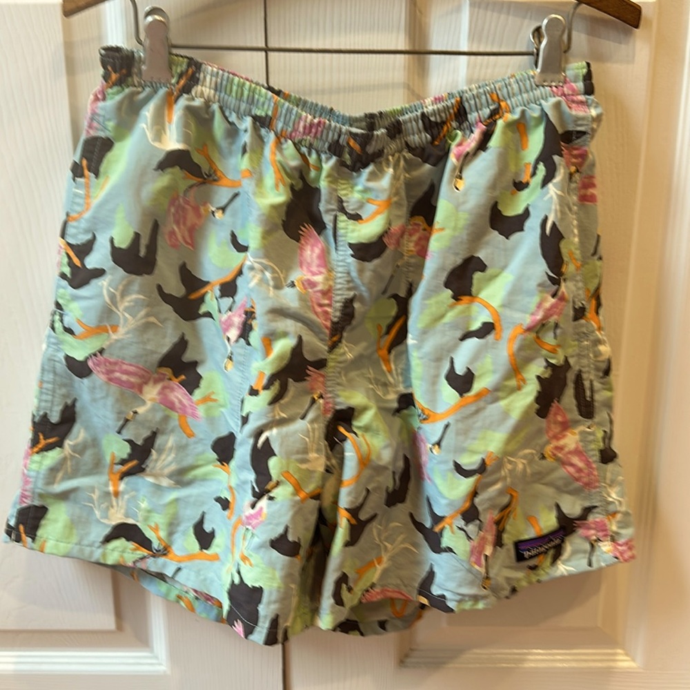 Men’s Patagonia swim suit mesh lining size M flamingo print 5” inseam